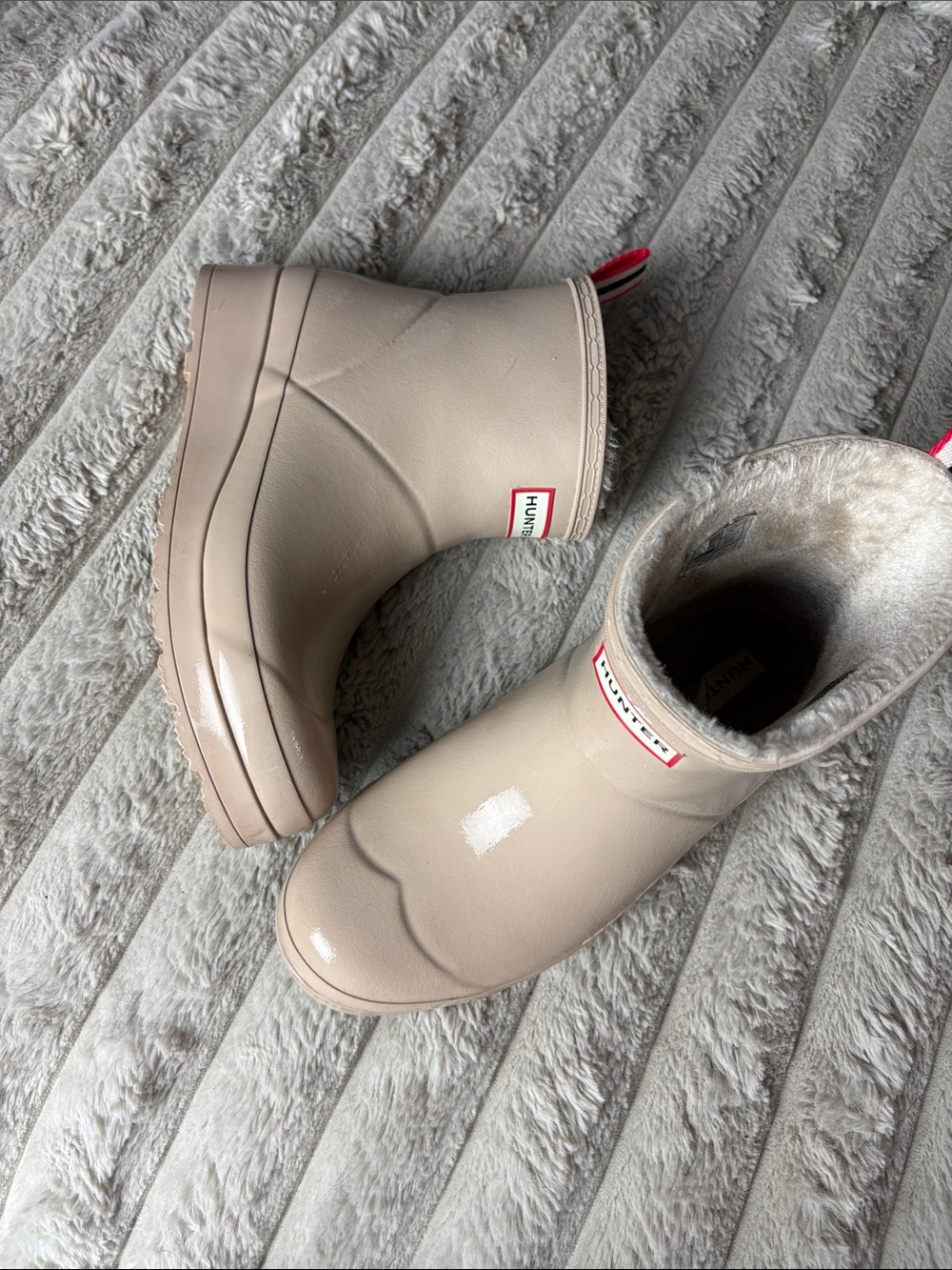 Hunter PLAY Short Fleece-Lined Rain Boots in Light Beige with Red Pull Tabs - Picture 2 of 9